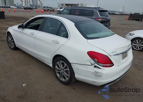 2015 Mercedes-Benz C 300 4Matic из США, поврежденный, VIN 55SWF4KB6FU023774
